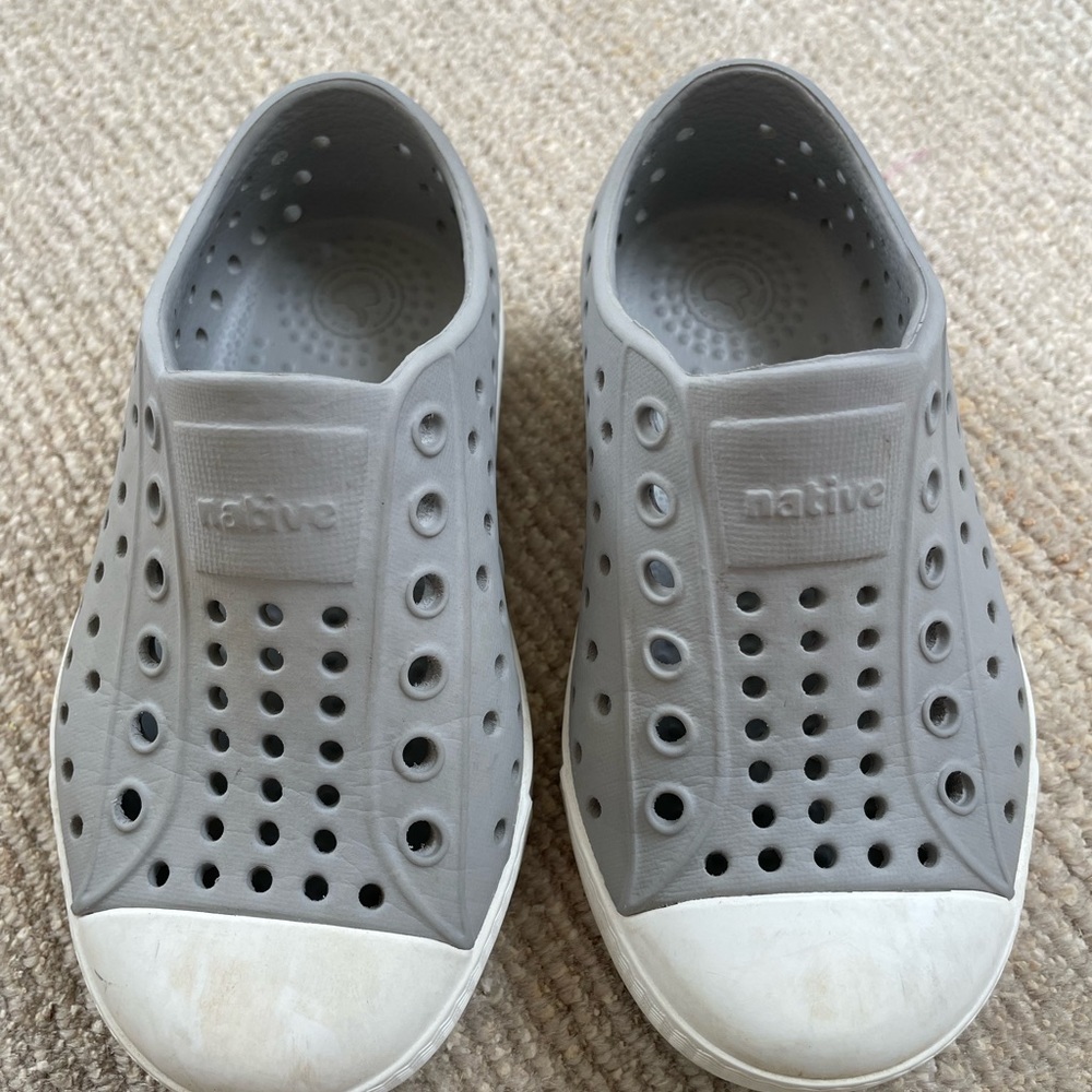 Native Jefferson shoe, size C7 (for toddlers). Unisex